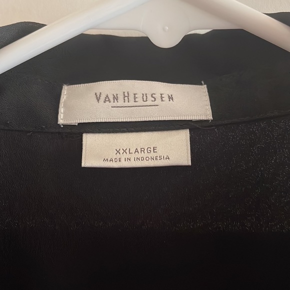 Black button up for under a suit coat or sweater. Short sleeves, double-layer. - Picture 2 of 6